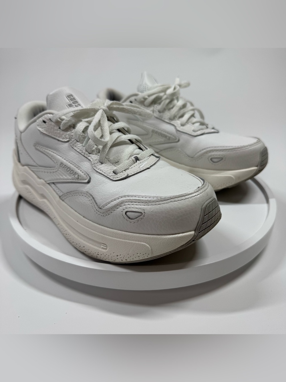 Brooks Ghost Max 2 Leather Womens Sz 9 Walking Shoes (B Standard) (142) White